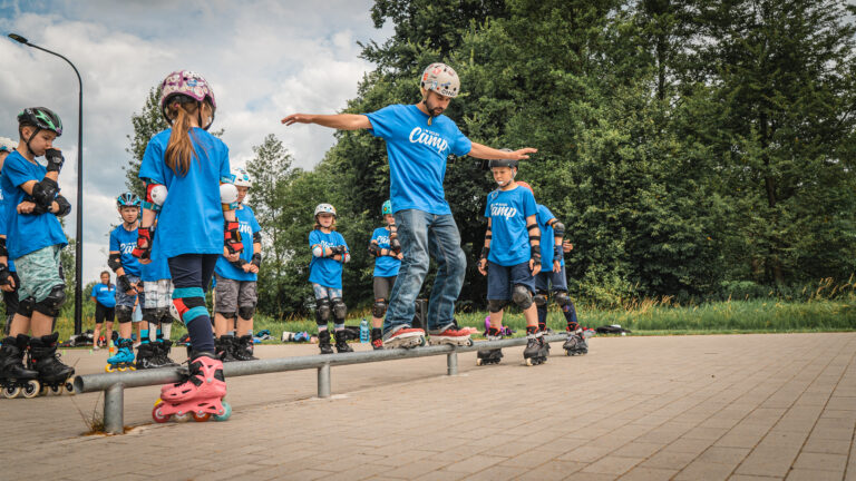 mężczyzna na rolkach