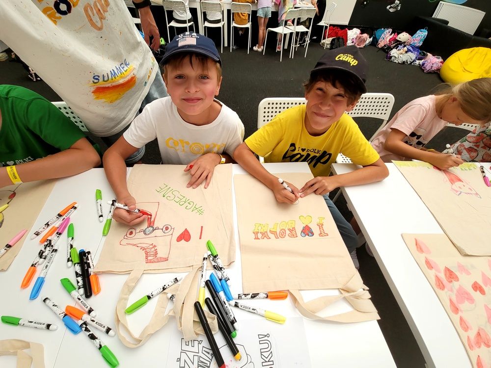 dzieci malujące torby