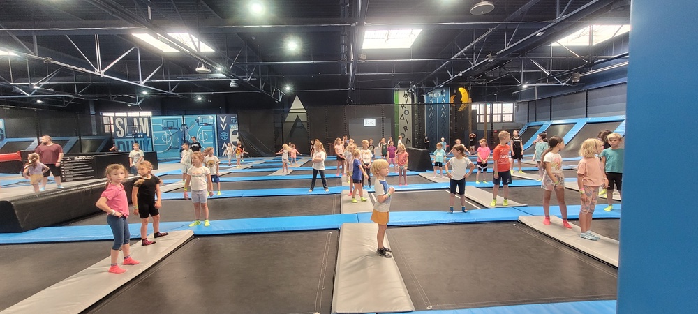 dzieci w parku trampolin