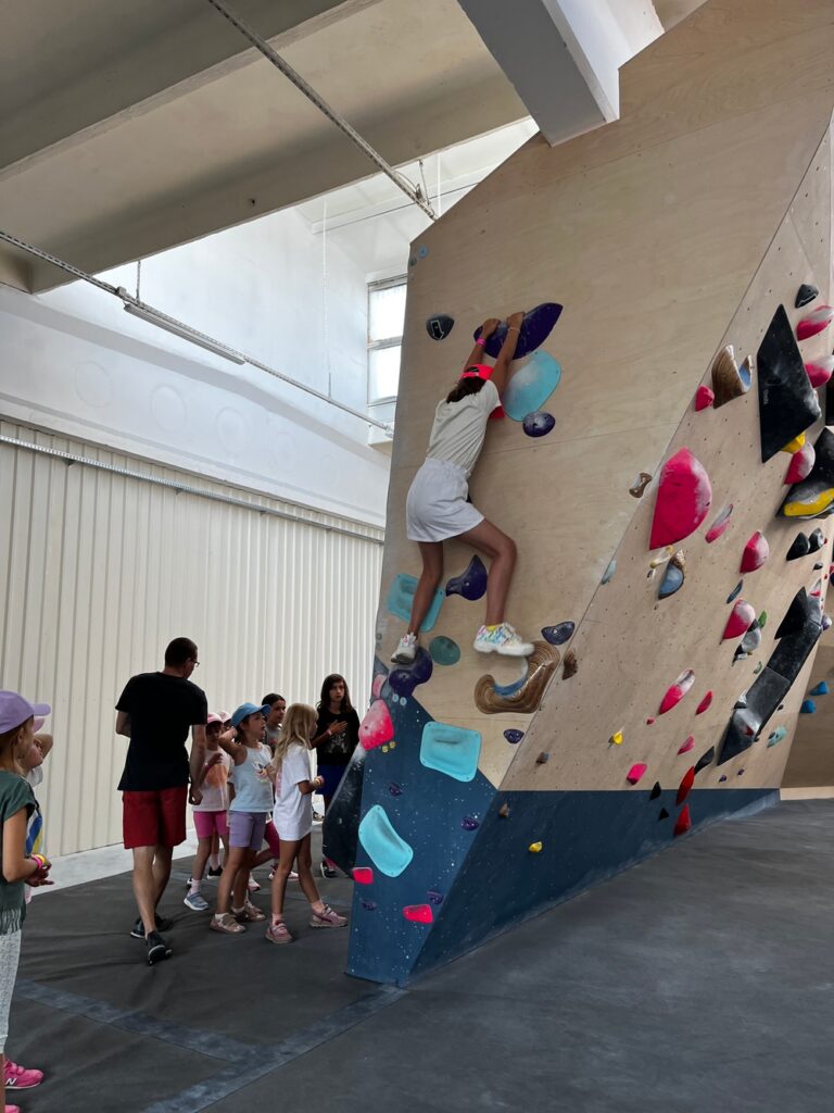 dzieci na ściance wspinaczkowej
