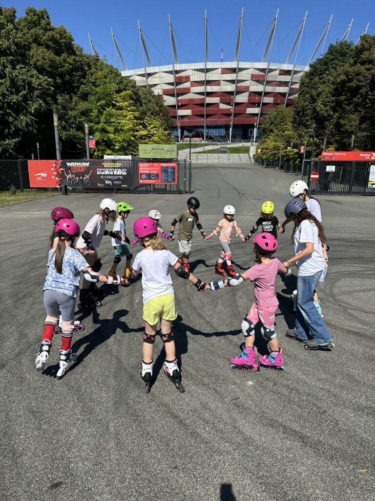 grupa dzieci na rolkach