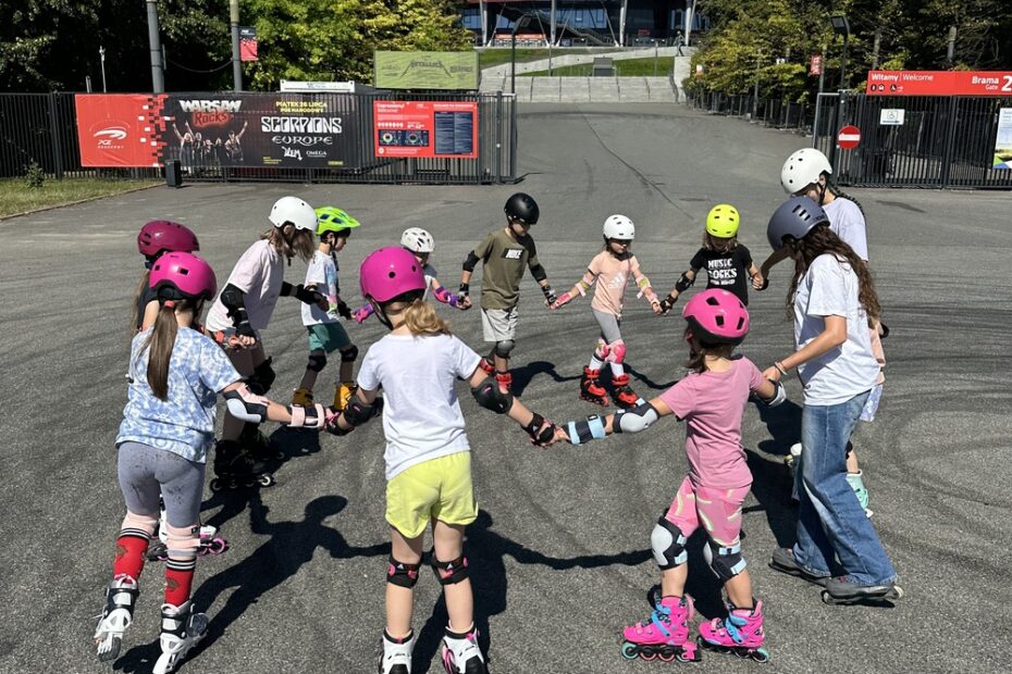 grupa dzieci na rolkach