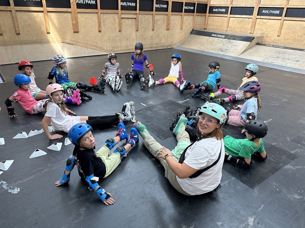 grupa dzieci na rolkach