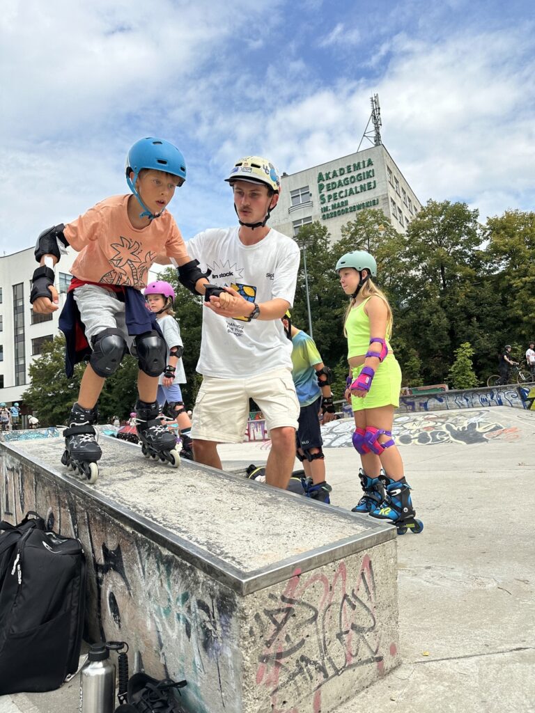dziecko zjeżdżające z rampy na skateparku