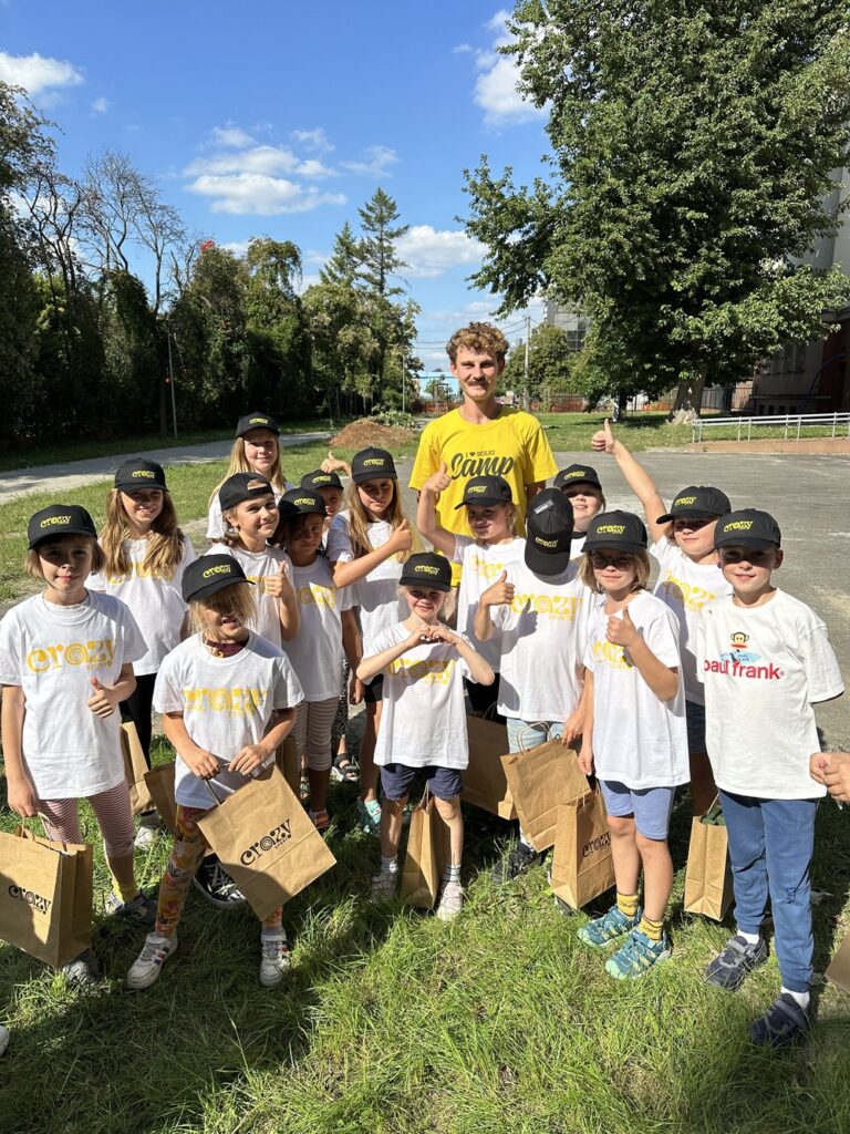 grupa dzieci z piekunem