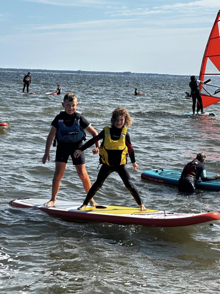 dzieci na windsurfingu