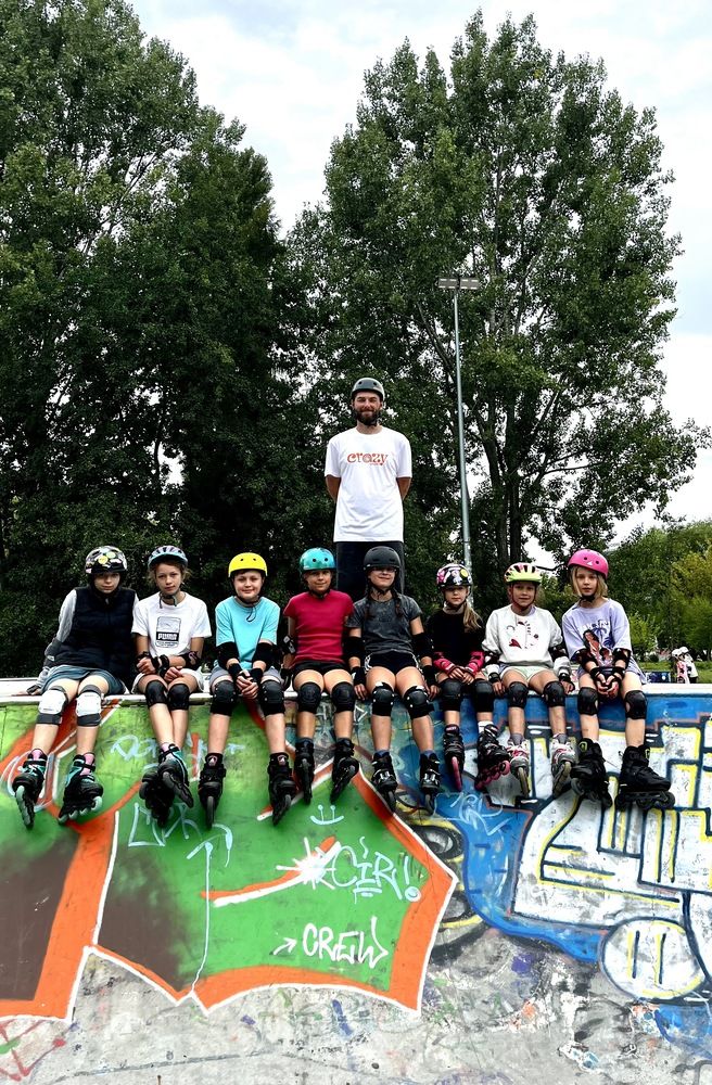 zdjęcie grupowe dzieci z trenerem