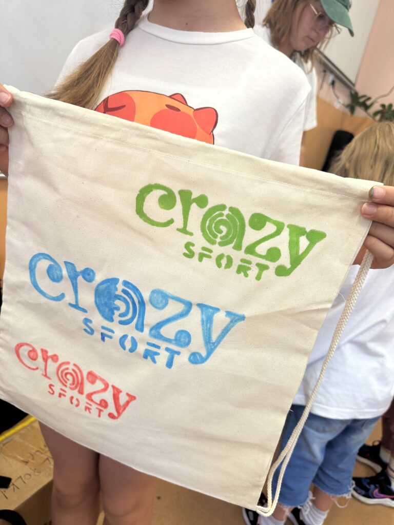 zdjęcie dzieci uczących się jeździć na rolkach pod okiem instruktora